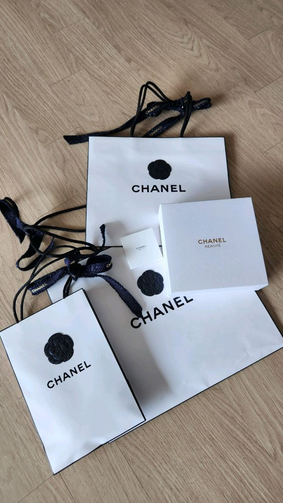 새제품)25년 샤넬홀리데이 트위드 원형파우치 + 샤넬 넘버5 자수패치 스티커 세트 이미지