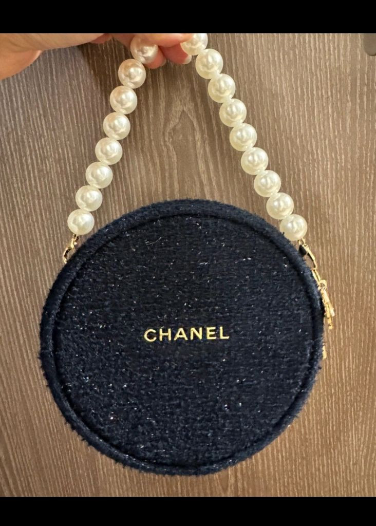 새제품)25년 샤넬홀리데이 트위드 원형파우치 + 샤넬 넘버5 자수패치 스티커 세트 이미지