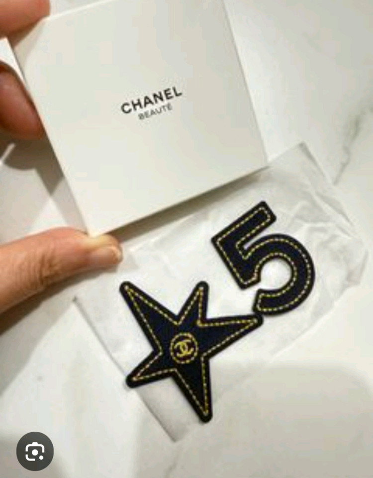 새제품)25년 샤넬홀리데이 트위드 원형파우치 + 샤넬 넘버5 자수패치 스티커 세트 이미지