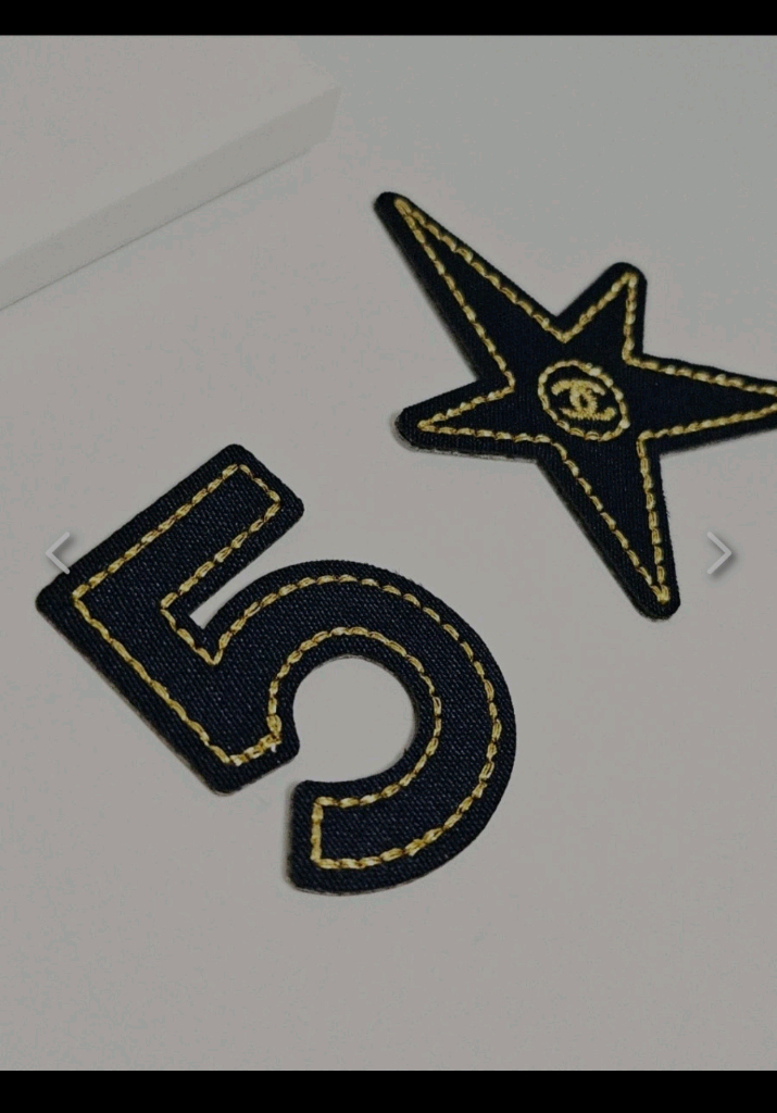 새제품)25년 샤넬홀리데이 트위드 원형파우치 + 샤넬 넘버5 자수패치 스티커 세트 이미지