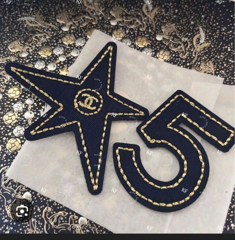 새제품)25년 샤넬홀리데이 트위드 원형파우치 + 샤넬 넘버5 자수패치 스티커 세트 이미지