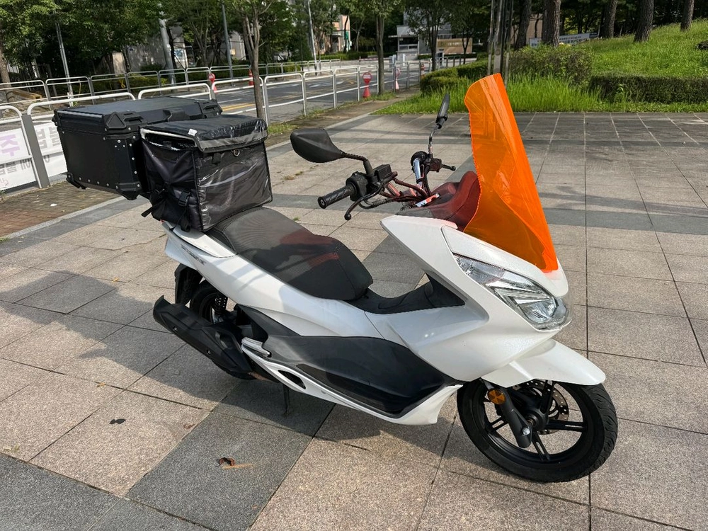 혼다 pcx125 17년 스마트키 화이트컬러 판매합니다 이미지
