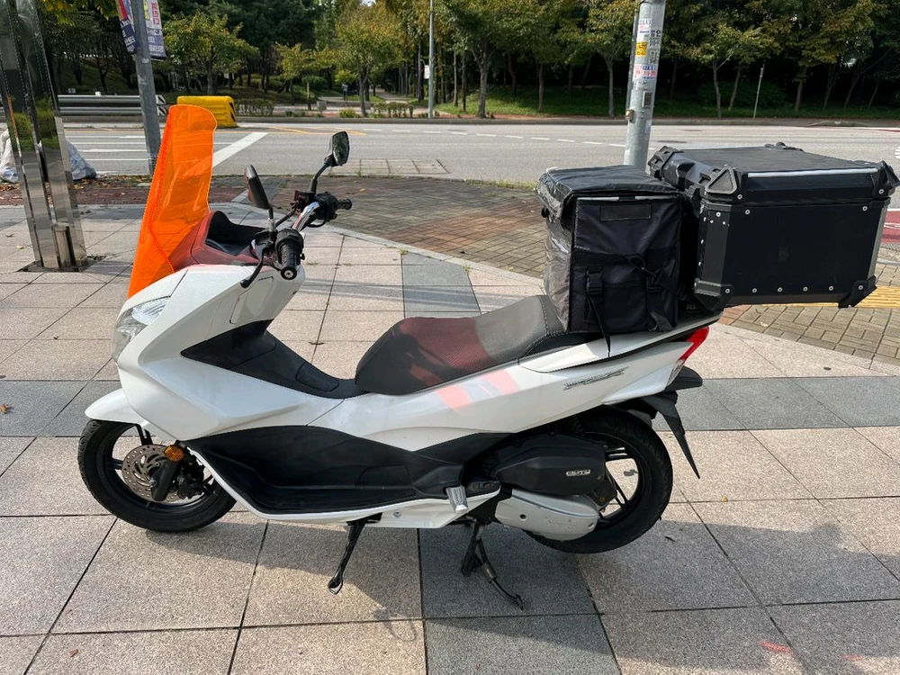 혼다 pcx125 17년 스마트키 화이트컬러 판매합니다 이미지