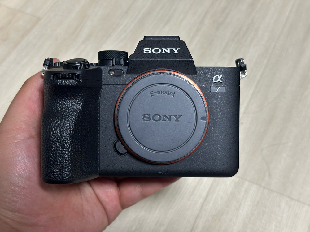 소니 a7m4 및 랜즈 2개 이미지