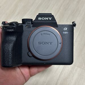 소니 a7m4 및 랜즈 2개 이미지