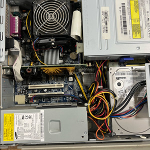 DDR1 플로피디스크 시절 골동품 컴퓨터 본체 데스크탑 윈도우XP 이미지