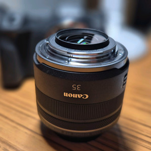 캐논 미러리스 카메라 R8 + 캐논 35mm f1.8 렌즈 및 부속품 일체 이미지