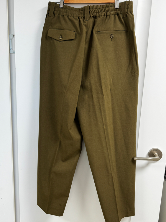 유니클로 마르니 와이드 핏 플리티드 트라우저 올리브 L 사이즈 팬츠 바지 새제품 팝니다. 이미지