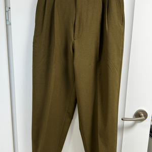 유니클로 마르니 와이드 핏 플리티드 트라우저 올리브 L 사이즈 팬츠 바지 새제품 팝니다. 이미지