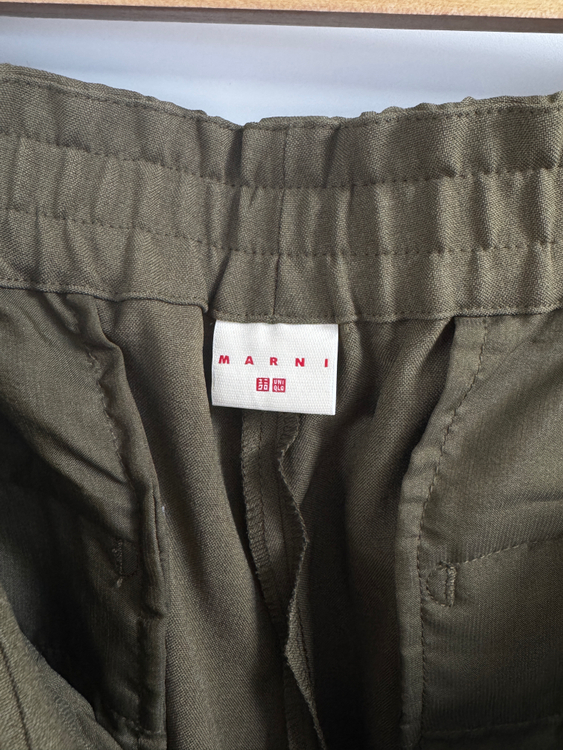 유니클로 마르니 와이드 핏 플리티드 트라우저 올리브 L 사이즈 팬츠 바지 새제품 팝니다. 이미지