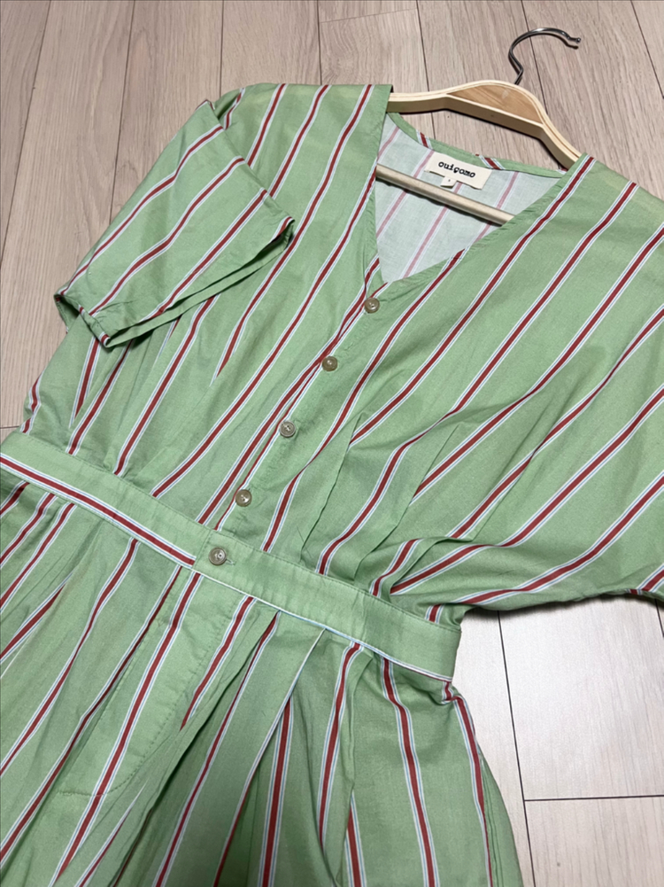 위꼬모 ouicomo 라이트 그린 스트라이프 점프수트 반팔 브이넥 치마바지 휴가룩 이미지