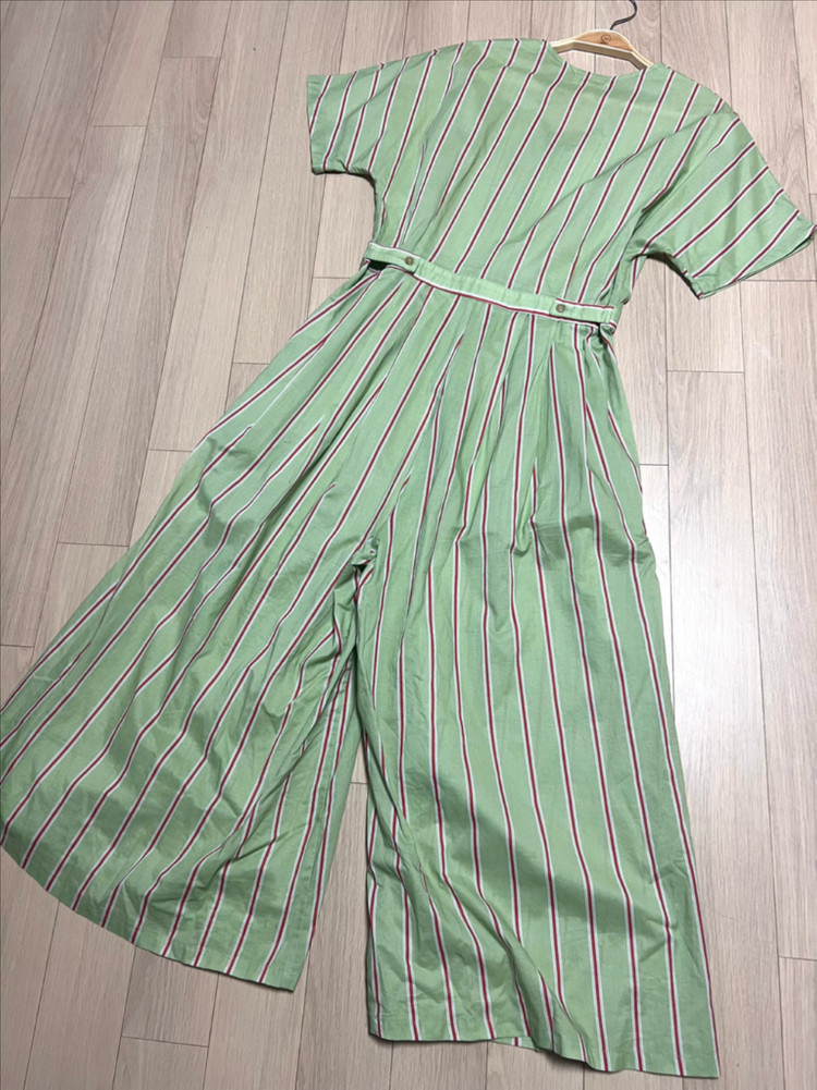 위꼬모 ouicomo 라이트 그린 스트라이프 점프수트 반팔 브이넥 치마바지 휴가룩 이미지