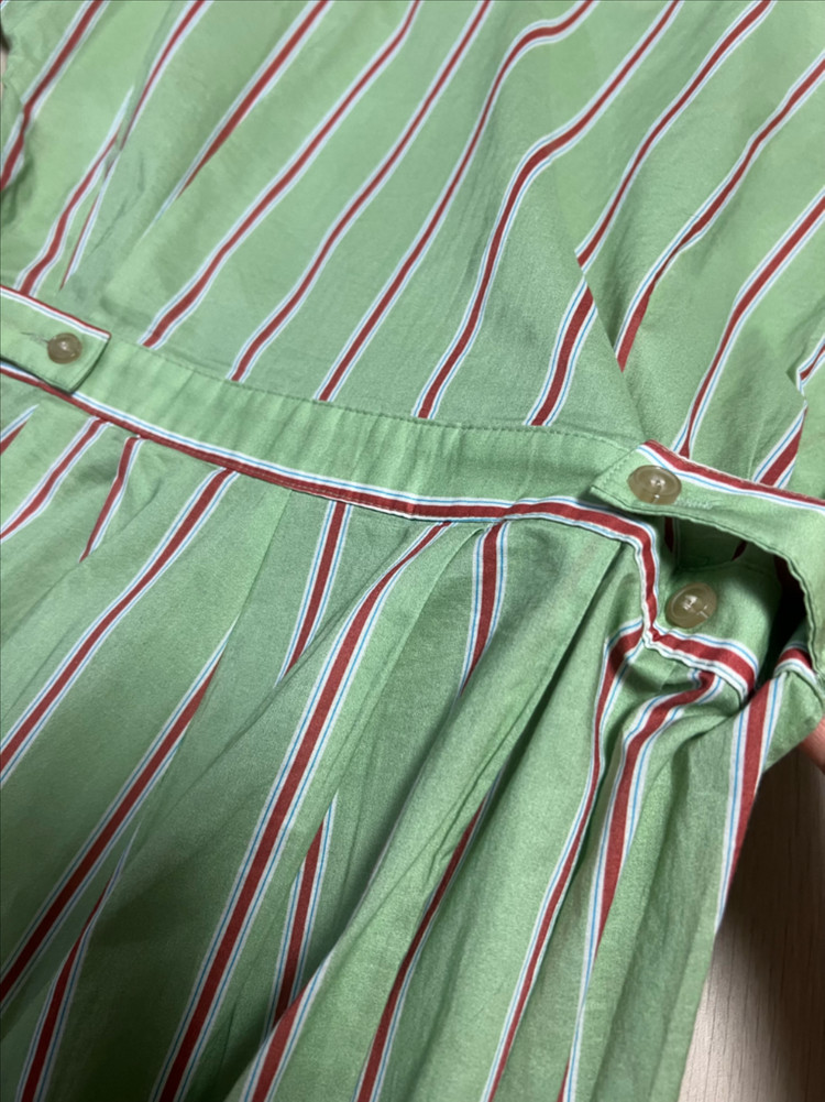 위꼬모 ouicomo 라이트 그린 스트라이프 점프수트 반팔 브이넥 치마바지 휴가룩 이미지