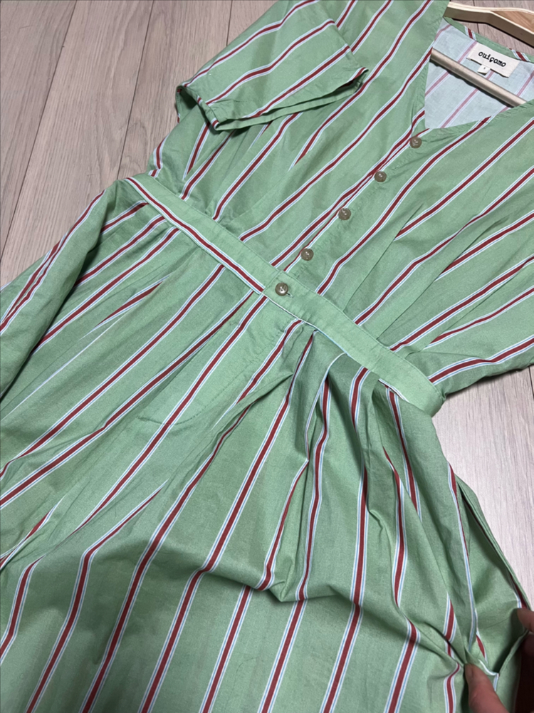 위꼬모 ouicomo 라이트 그린 스트라이프 점프수트 반팔 브이넥 치마바지 휴가룩 이미지