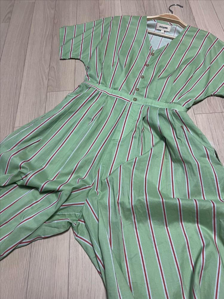 위꼬모 ouicomo 라이트 그린 스트라이프 점프수트 반팔 브이넥 치마바지 휴가룩 이미지