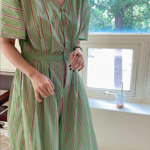 위꼬모 ouicomo 라이트 그린 스트라이프 점프수트 반팔 브이넥 치마바지 휴가룩 이미지