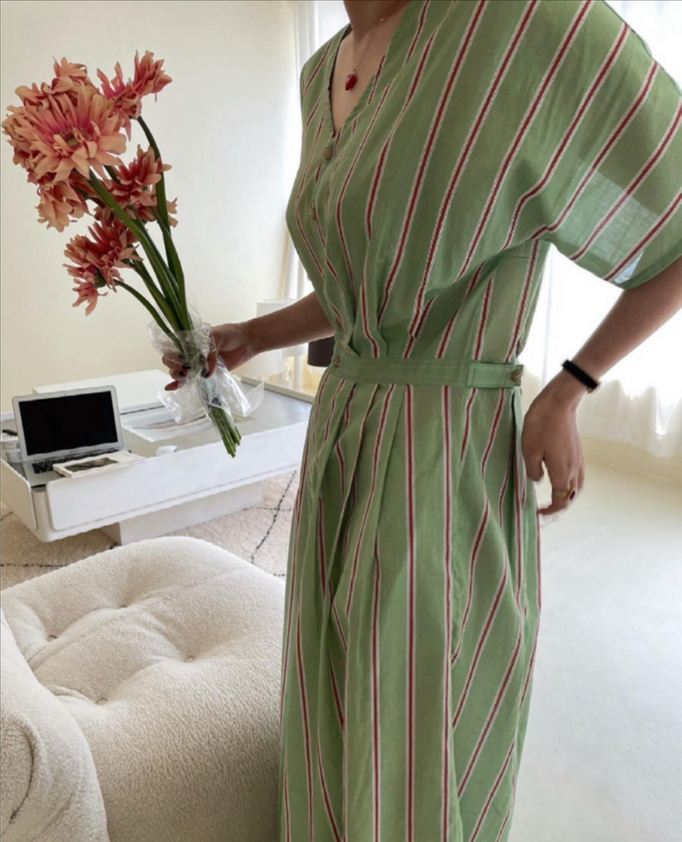 위꼬모 ouicomo 라이트 그린 스트라이프 점프수트 반팔 브이넥 치마바지 휴가룩 이미지