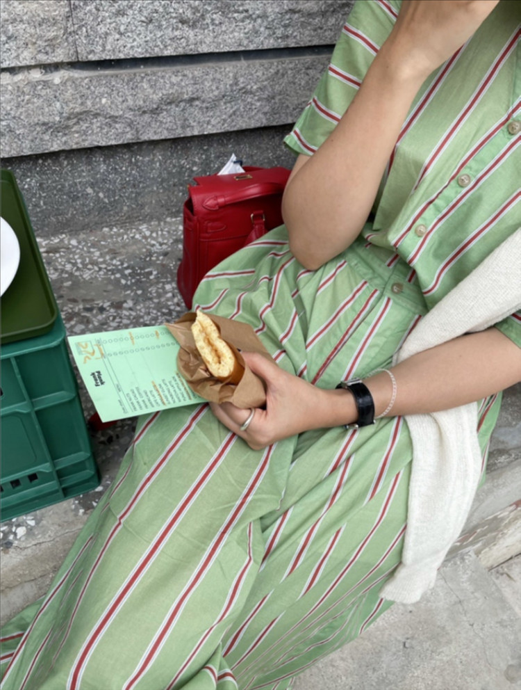 위꼬모 ouicomo 라이트 그린 스트라이프 점프수트 반팔 브이넥 치마바지 휴가룩 이미지