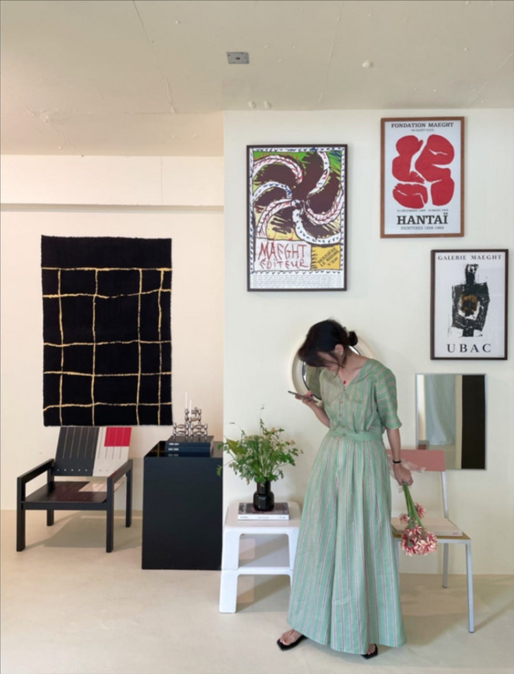 위꼬모 ouicomo 라이트 그린 스트라이프 점프수트 반팔 브이넥 치마바지 휴가룩 이미지