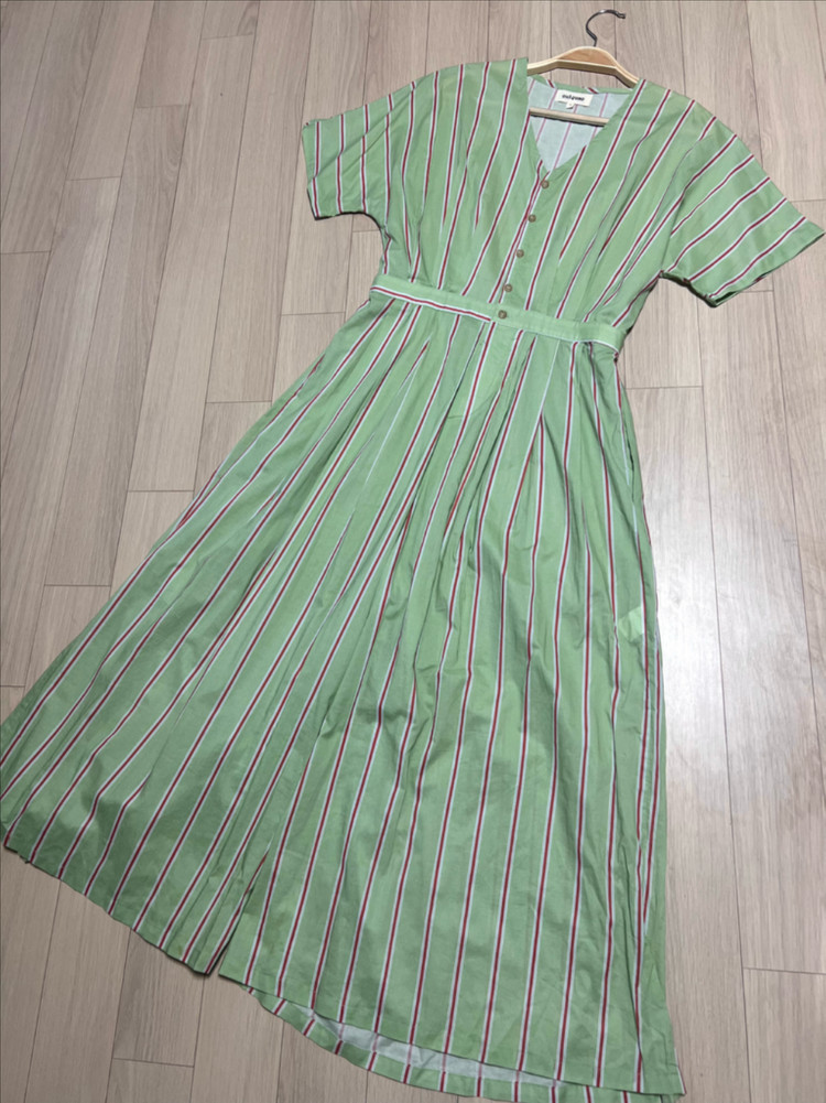 위꼬모 ouicomo 라이트 그린 스트라이프 점프수트 반팔 브이넥 치마바지 휴가룩 이미지