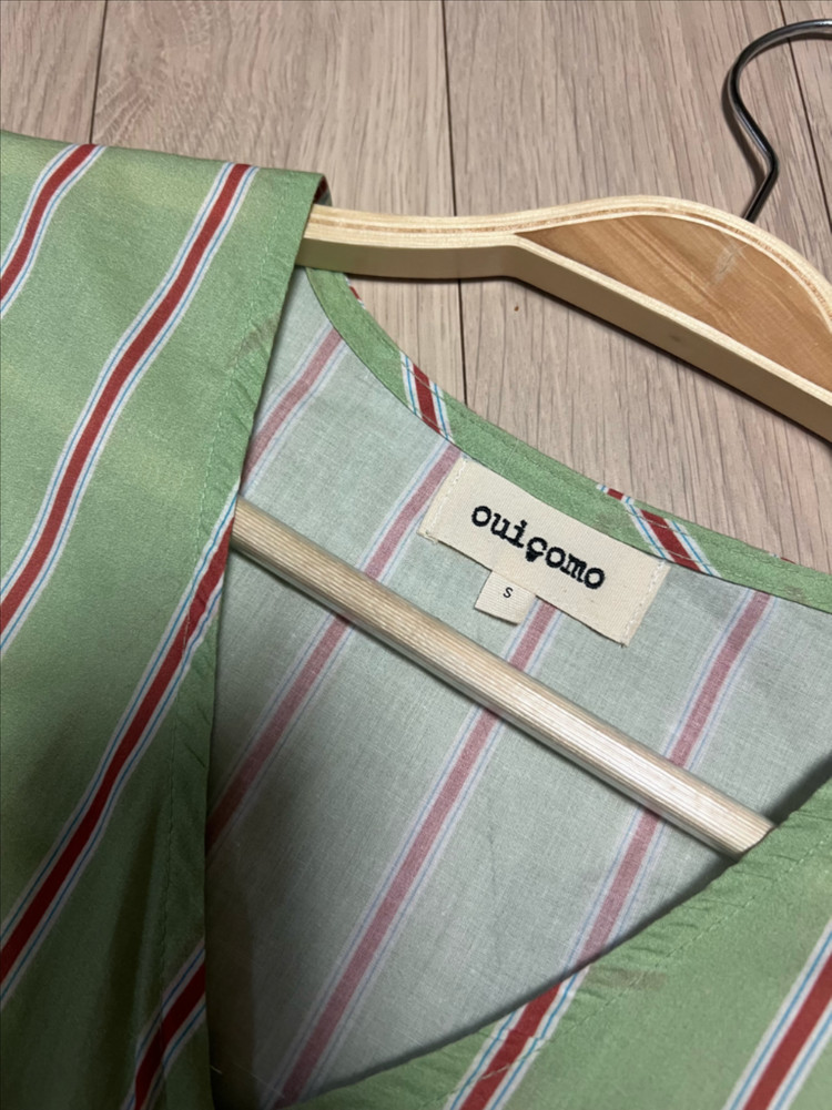 위꼬모 ouicomo 라이트 그린 스트라이프 점프수트 반팔 브이넥 치마바지 휴가룩 이미지