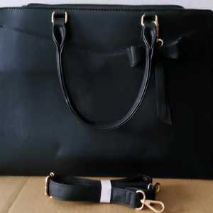 15.6인치 노트북 수납 가능 검정색 서류(?) 가방 이미지