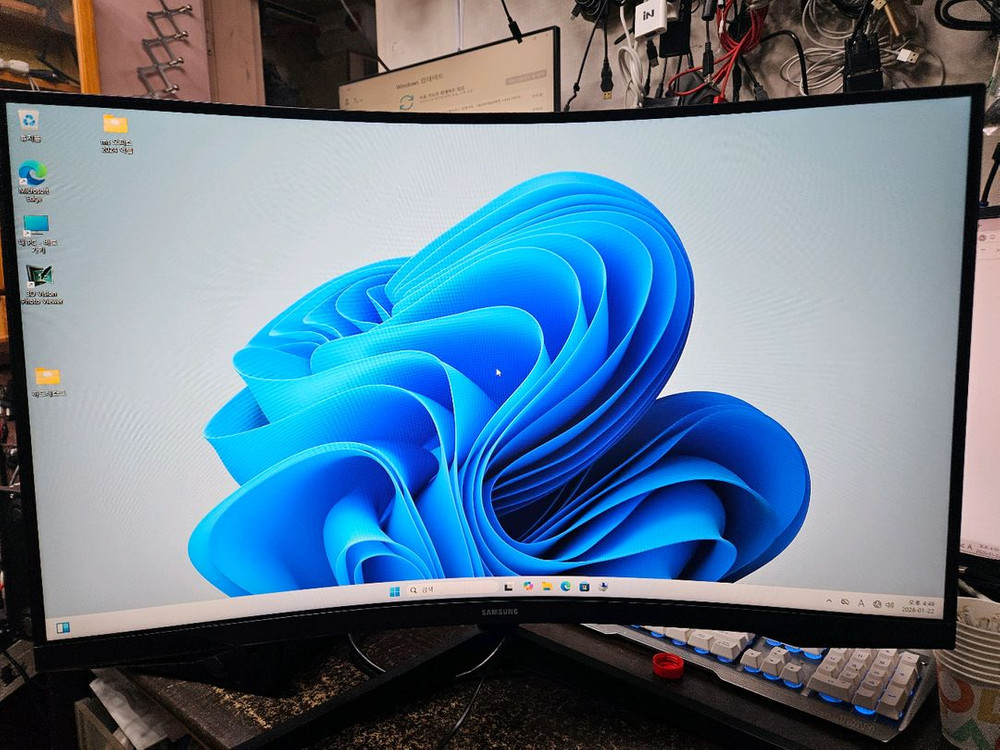 삼성 32인치 커브드 QHD 144HZ 모니터 입니다 이미지
