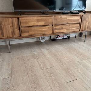 원목 거실 TV장 이미지