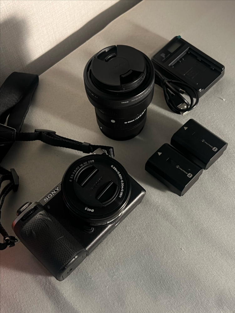 소니 a6700 + 시그마 18-50mm F2.8 렌즈 일괄 판매 이미지