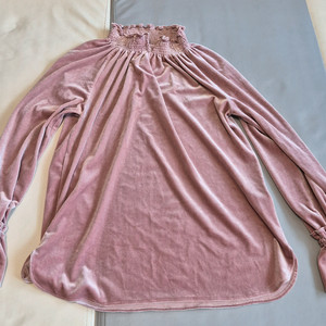 여자 벨벳 핑크블라우스 이미지