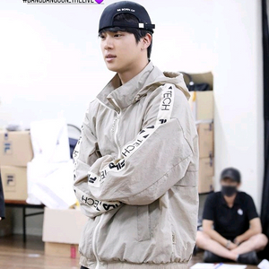 BTS 방탄 석진 휠라 Fila 바람막이 자켓 M 사이즈 손민수 이미지
