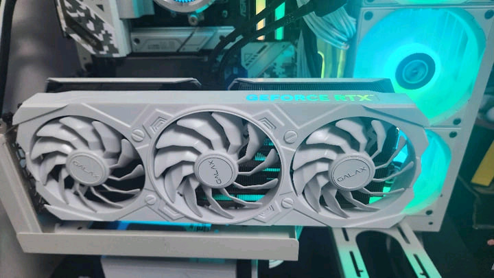 갤럭시 RTX 4070 Ti EX 화이트 팝니다. 이미지