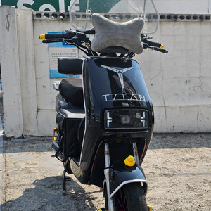 [배터리 2개] 블랙 TITAN 타이탄 1000 전기 스쿠터 오토바이 이미지