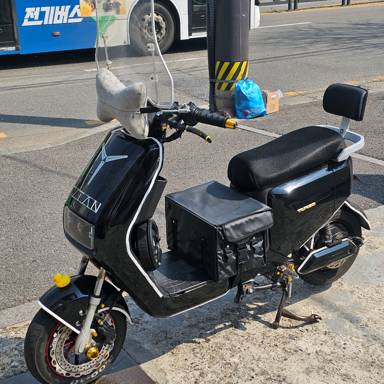 [배터리 2개] 블랙 TITAN 타이탄 1000 전기 스쿠터 오토바이 이미지