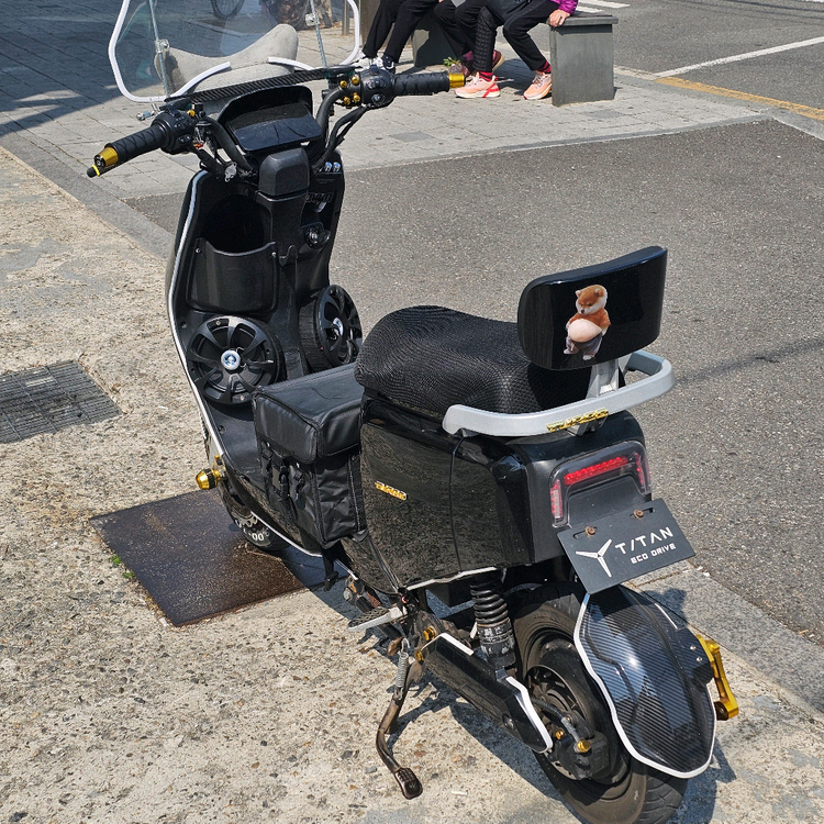 [배터리 2개] 블랙 TITAN 타이탄 1000 전기 스쿠터 오토바이 이미지