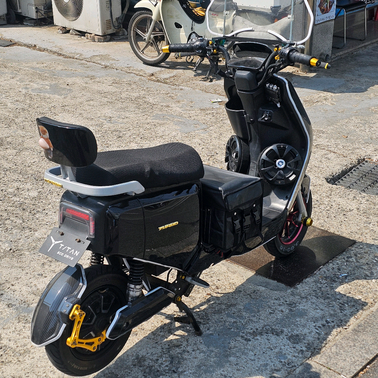 [배터리 2개] 블랙 TITAN 타이탄 1000 전기 스쿠터 오토바이 이미지