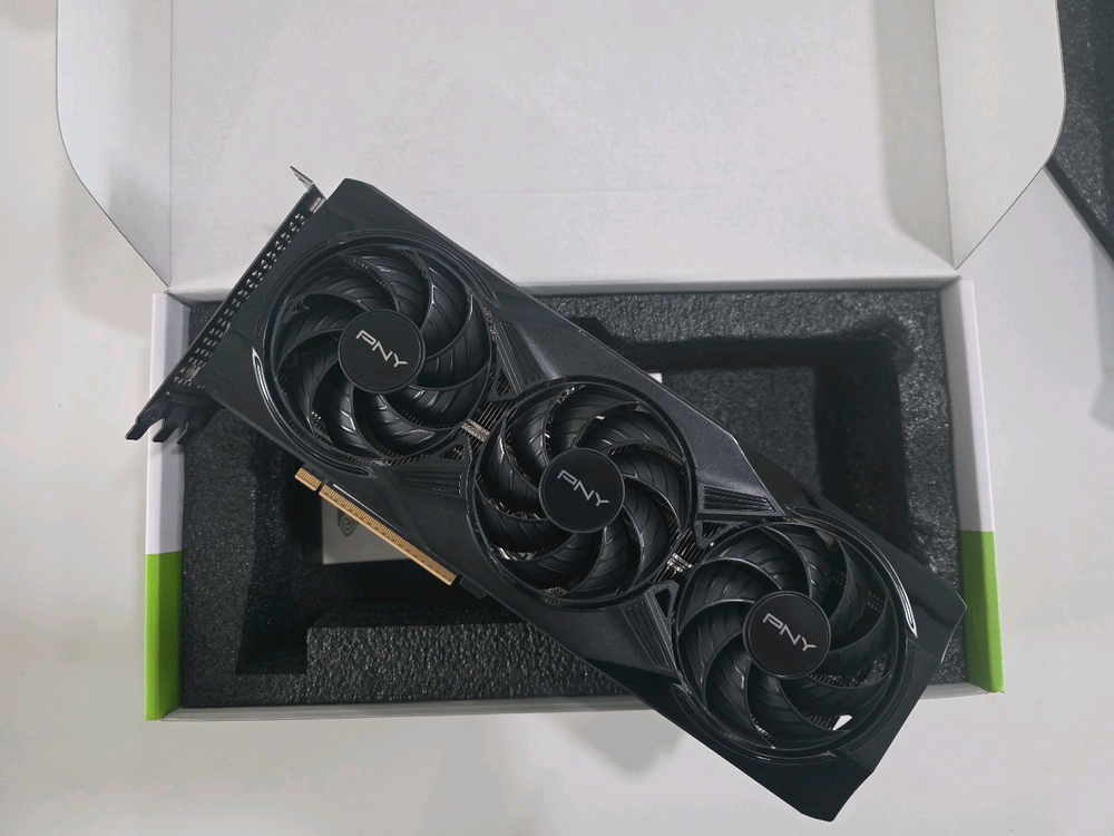 [대전판매] PNY 지포스 RTX 5070 Ti OC D7 16GB Triple Fan 이미지