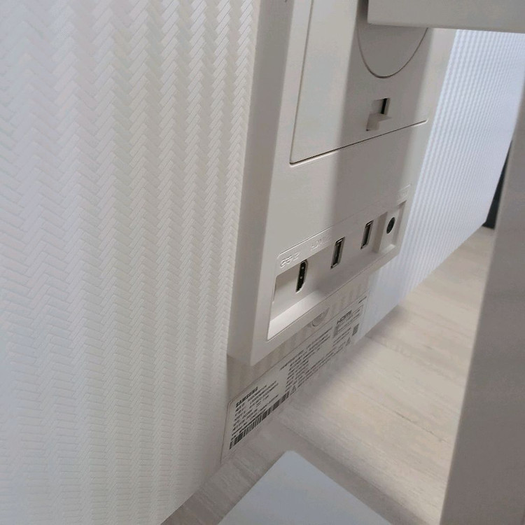 삼성 스마트 모니터 M8 32인치 화이트 (상태 최상) 이미지