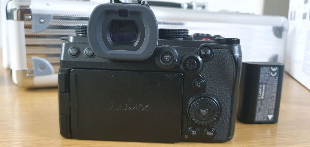 파나소닉 루믹스 S5M2X 카메라 바디 팝니다. 이미지