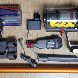 깨끗하게 세척한 다이슨 무선 청소기 V10 풀세트(37분 연속동작) 이미지