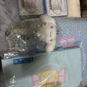 산리오 아타리쿠지 시나모롤 캐리어 보냉백 마스코트 컵 일괄 이미지