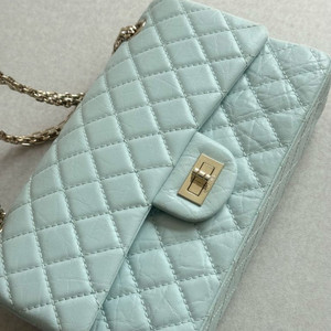 샤넬 2.55 빈티지 미디움 한정판색상 스카이블루 판매해요 이미지