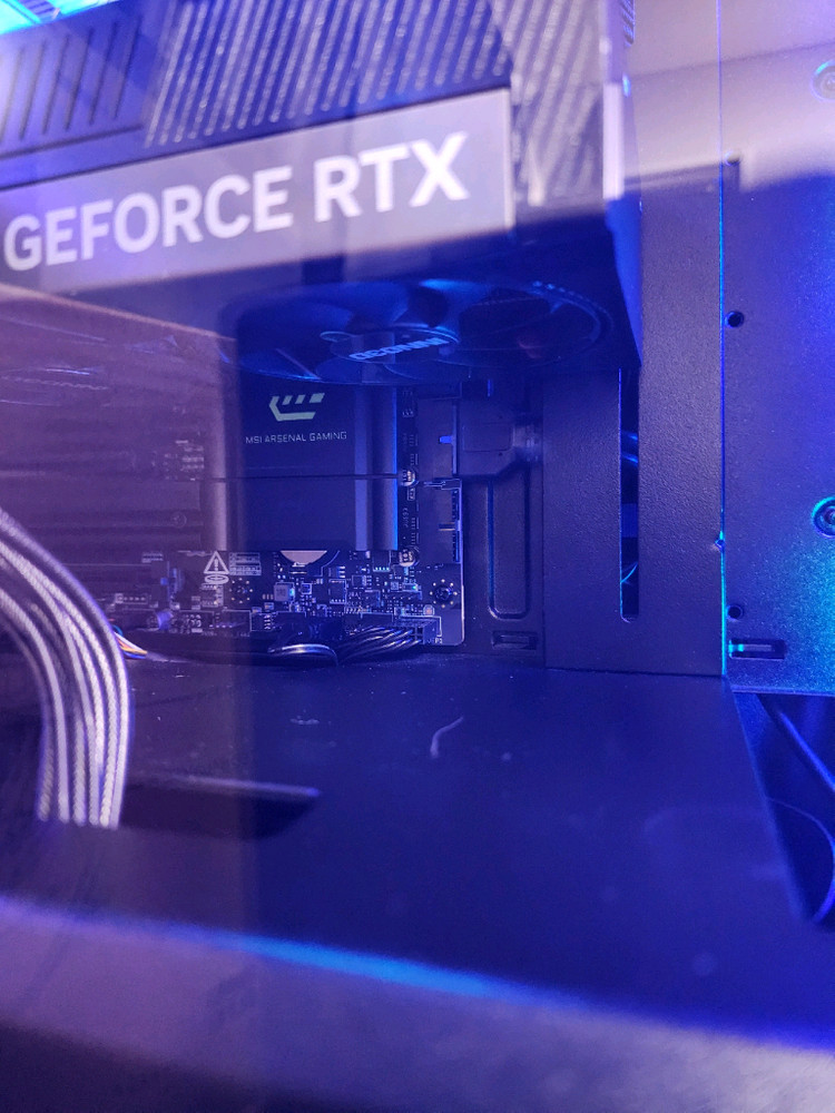 9800X3D RTX5080 32GB 2TB 컴퓨터 입니다 이미지