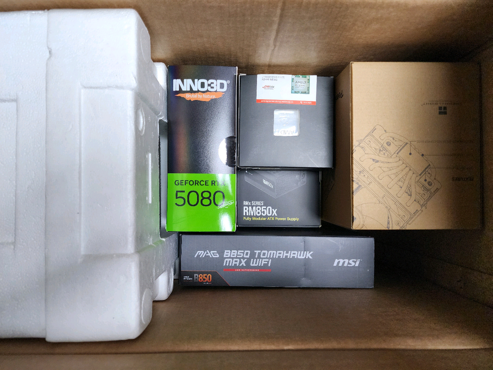 9800X3D RTX5080 32GB 2TB 컴퓨터 입니다 이미지