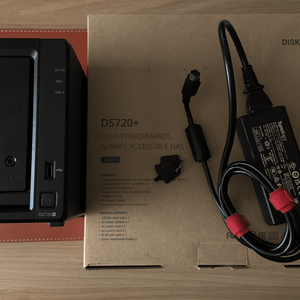 시놀로지 DS720+ 본체 박스 세트. 이미지
