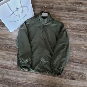 프라다 아노락 자켓 명품의류오버핏바람막이패딩블루종바이커백맨투맨구찌루이비통톰브라운몽클레어스톤아일랜드에르메스크로스백니트 이미지