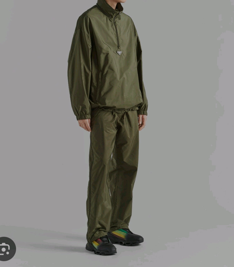 프라다 아노락 자켓 명품의류오버핏바람막이패딩블루종바이커백맨투맨구찌루이비통톰브라운몽클레어스톤아일랜드에르메스크로스백니트 이미지