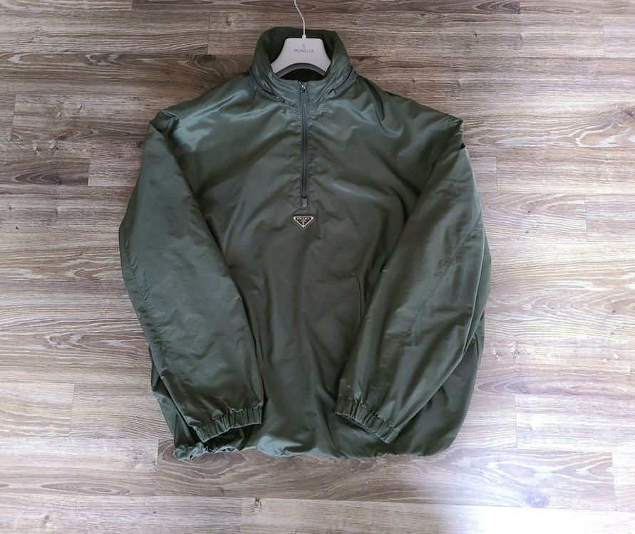 프라다 아노락 자켓 명품의류오버핏바람막이패딩블루종바이커백맨투맨구찌루이비통톰브라운몽클레어스톤아일랜드에르메스크로스백니트 이미지