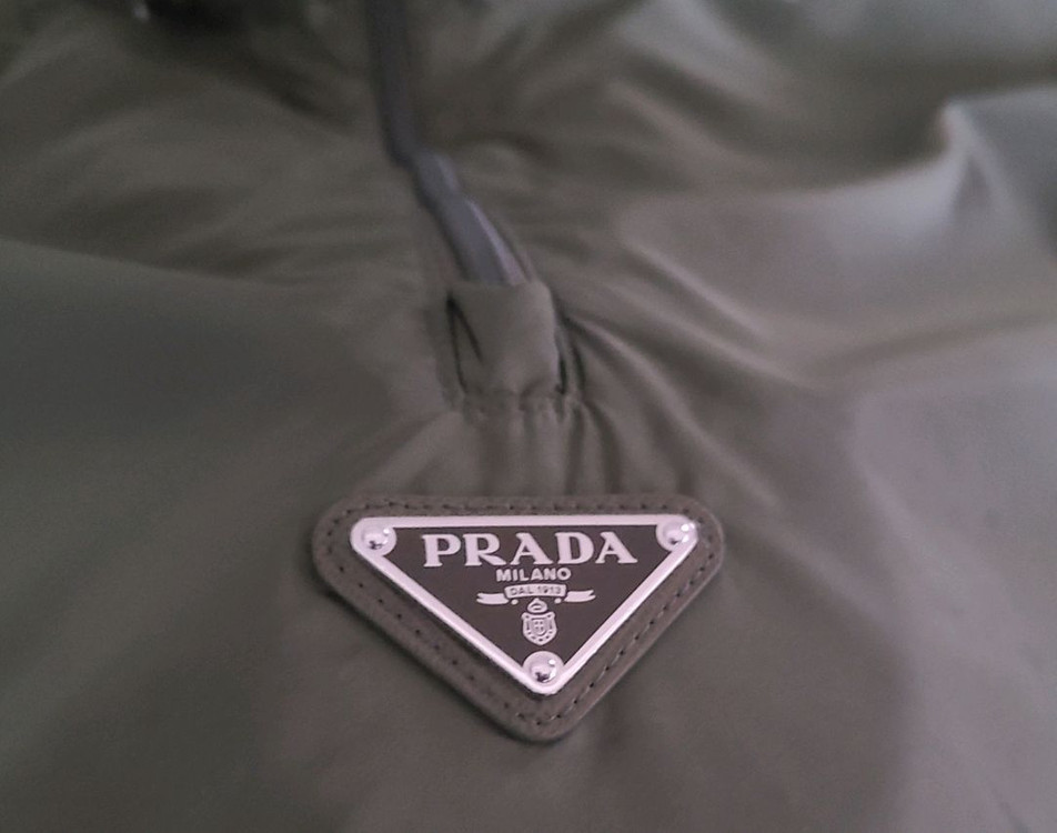 프라다 아노락 자켓 명품의류오버핏바람막이패딩블루종바이커백맨투맨구찌루이비통톰브라운몽클레어스톤아일랜드에르메스크로스백니트 이미지