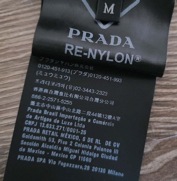 프라다 아노락 자켓 명품의류오버핏바람막이패딩블루종바이커백맨투맨구찌루이비통톰브라운몽클레어스톤아일랜드에르메스크로스백니트 이미지